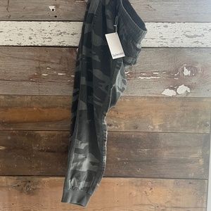 Splendid Camo Joggers, size small, never been worn!